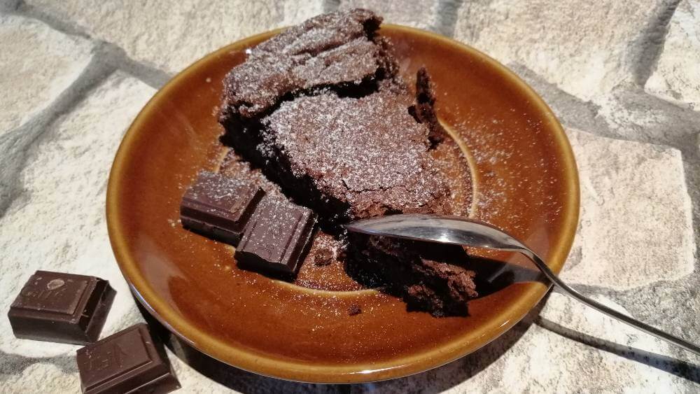kúsok dezertu brownies s kúskami čokolády na malom hnedom tanieriku