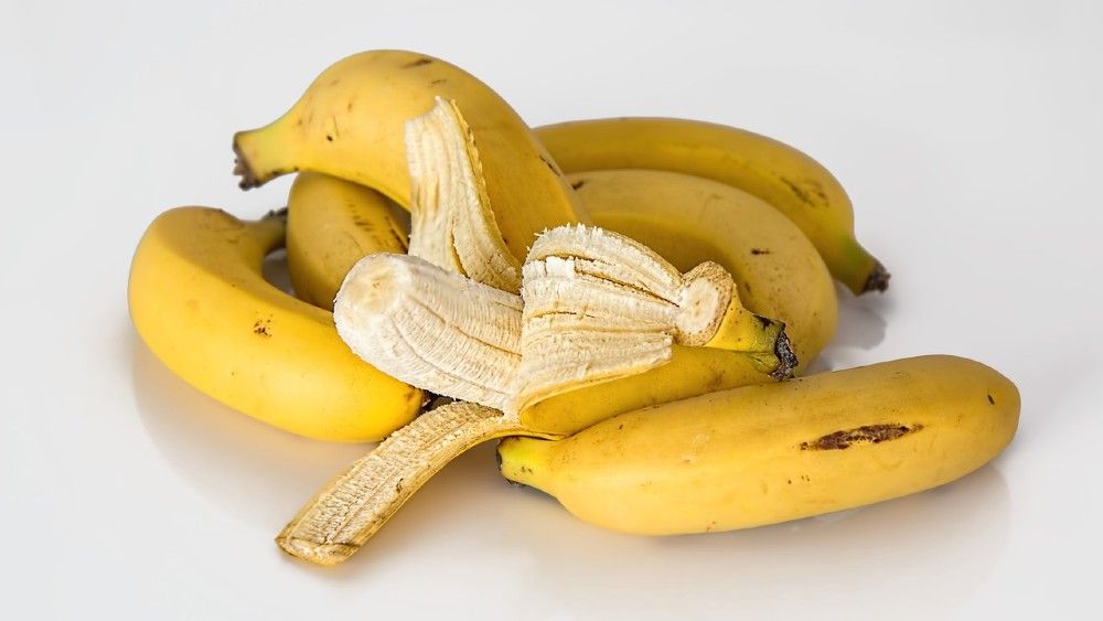 banány na bielom pozadí