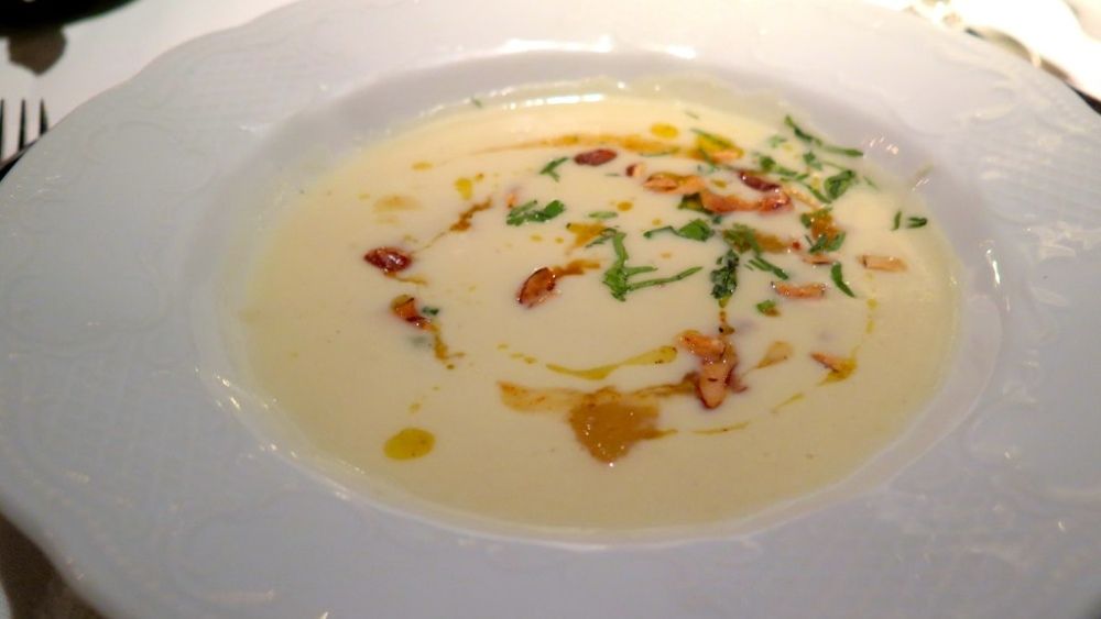 krémová polievka na bielom tanieri